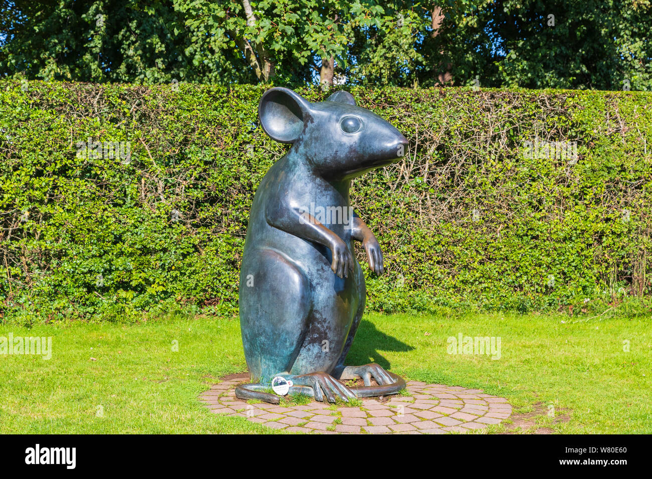 Grande statua metallica di un mouse in omaggio alla poesia "a un mouse" dal poeta Scozzese Robert Burns, Alloway, Ayr, Ayrshire, in Scozia Foto Stock