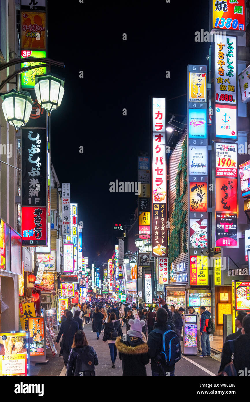 Kabukicho, Tokyo. Negozi, bar e ristoranti di notte nel quartiere Kabukichō, Shinjuku, Tokyo, Giappone Foto Stock