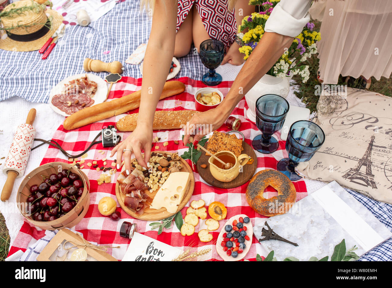 A scacchi in coperta picnic in stile francese con cibi e segno dice bon  appetit Foto stock - Alamy