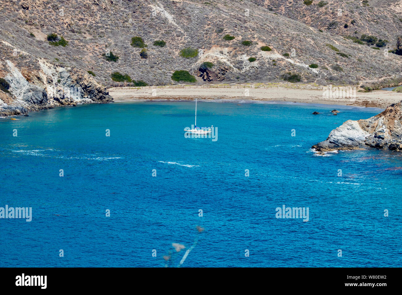 Barca a vela in una insenatura a isola Catalina Foto Stock