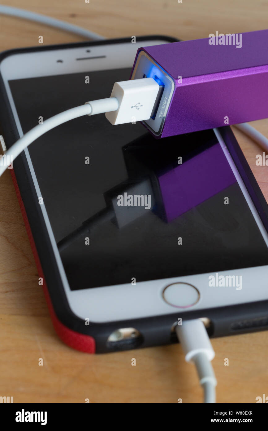 Partable caricabatterie del cellulare e iPhone vicino, STATI UNITI D'AMERICA Foto Stock