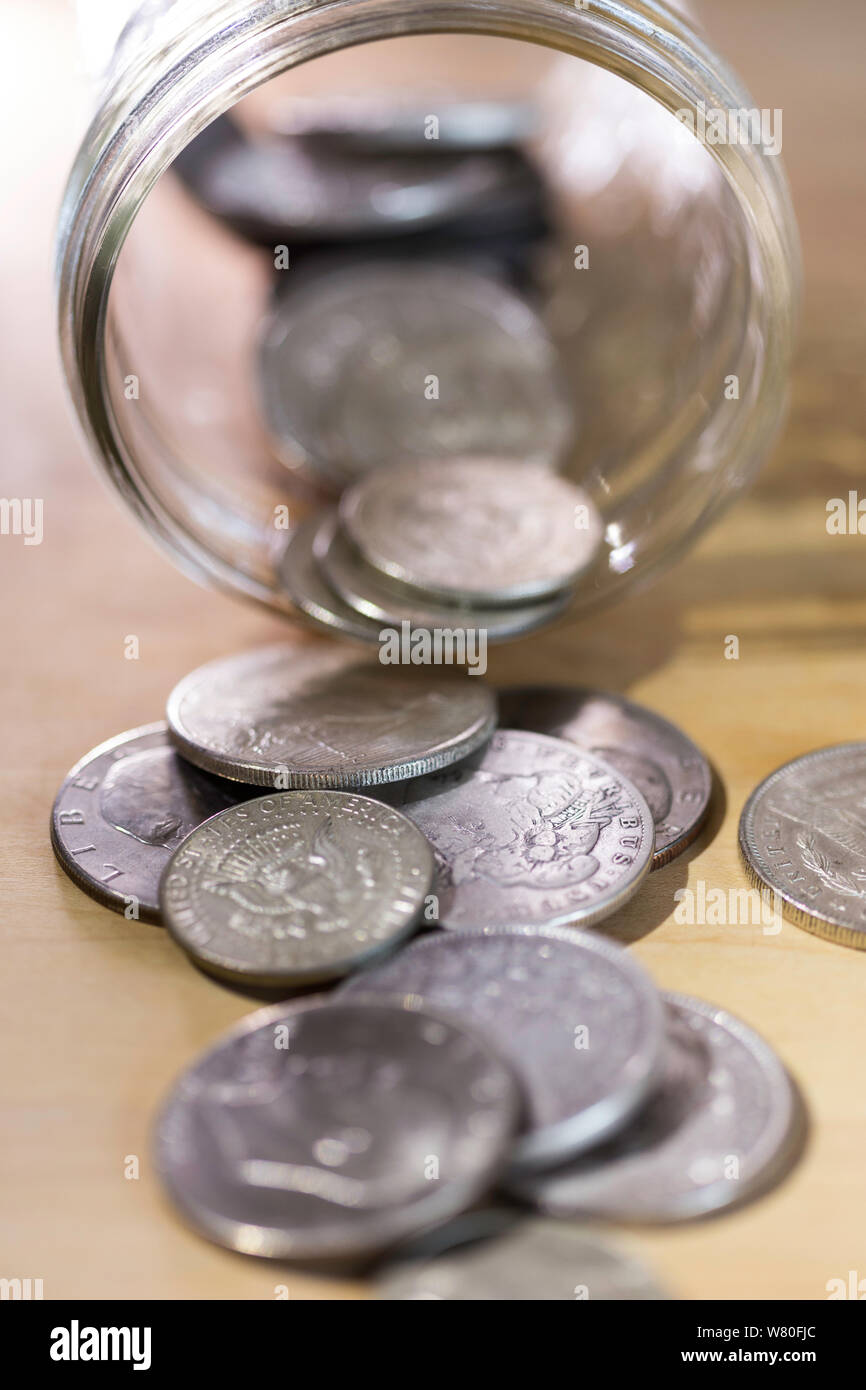 Carica allentato fuoriuscita da un vaso di vetro, STATI UNITI D'AMERICA Foto Stock