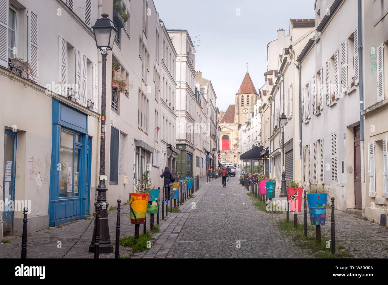 Parigi, Francia - 10 Gennaio 2019: Cityscape, con un paio di persone, di Saint Blaise street, al centro del borgo antico e oggi è un quartiere di Parigi Foto Stock