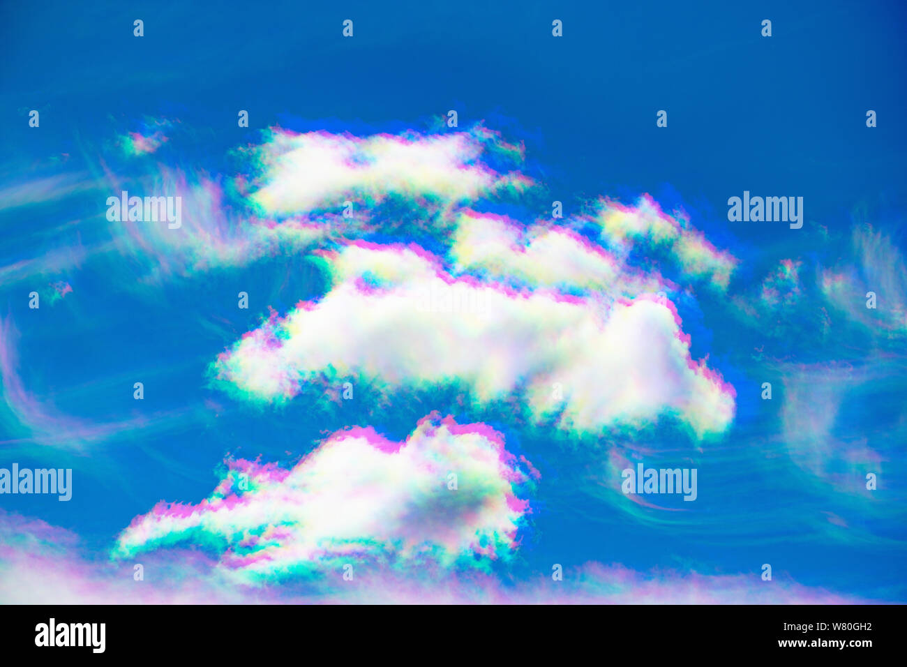 Blue sky cumulus nubi. Effetto di glitch. Cancellare cloudscape sulla  giornata di sole Foto stock - Alamy