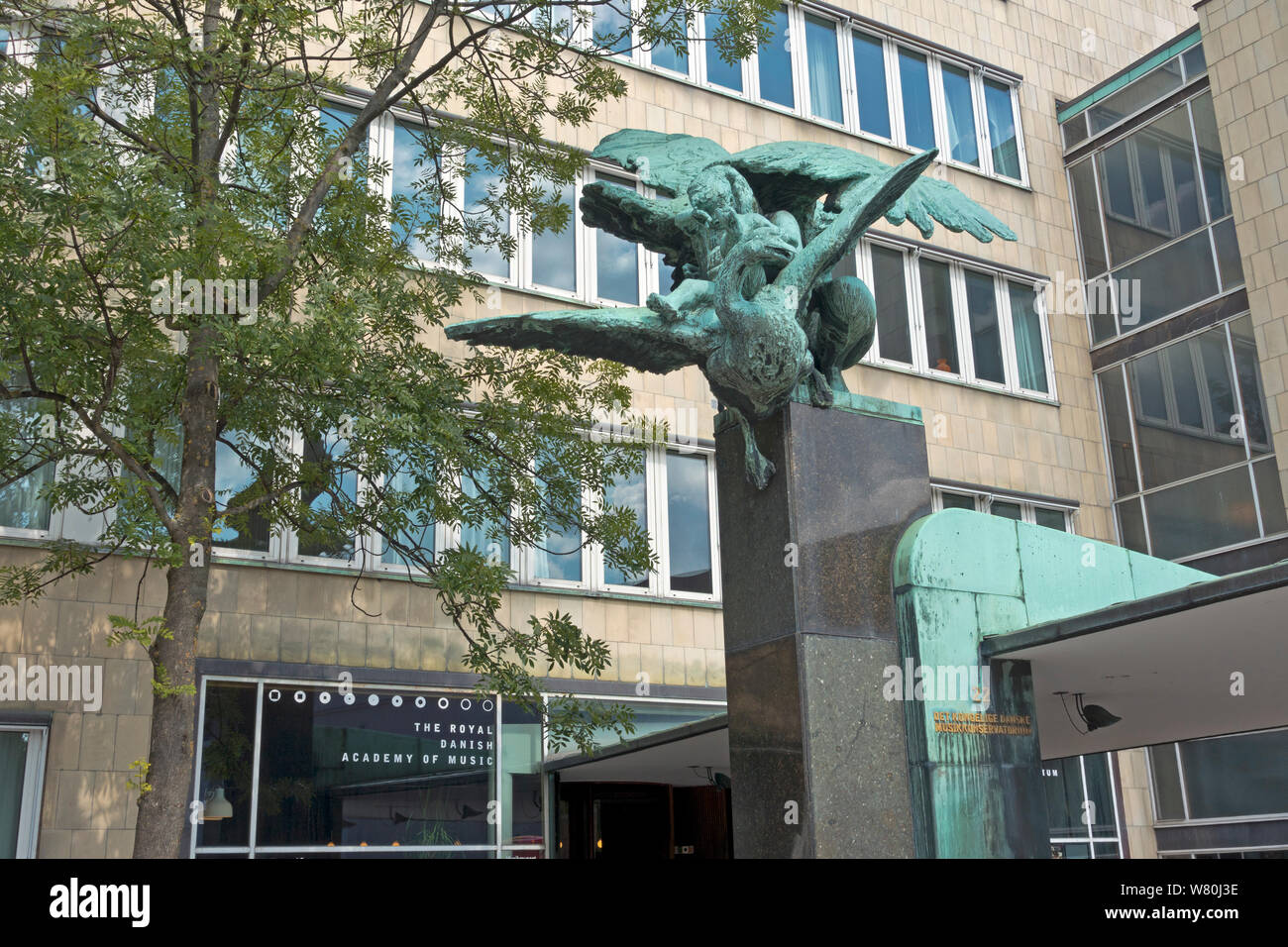 La scultura radiofon davanti alla vecchia radio House di Copenhagen, ora la Royal Danish Academy of Music. La scultura dello scultore Mogens Bøggild. Foto Stock