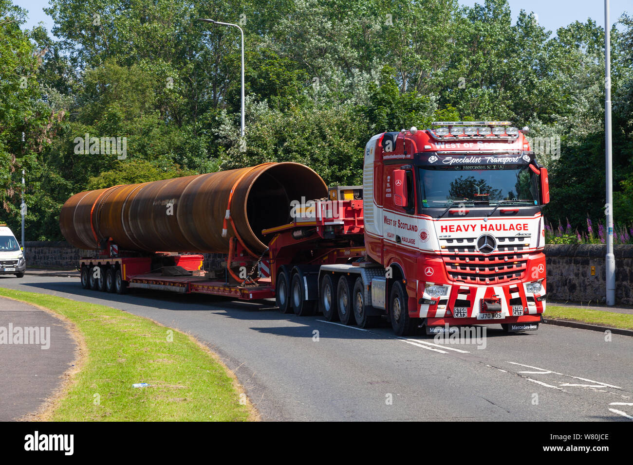 Un camion che trasporta un carico oversize su una strada scozzese, Leven, Fife. Foto Stock