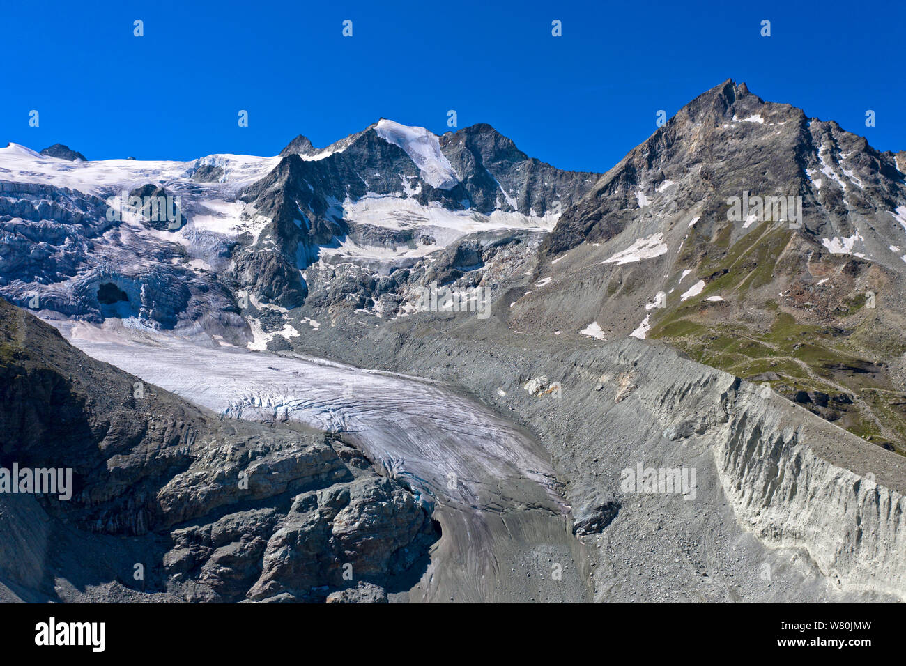 Il ghiacciaio di Moiry, ghiacciaio de Moiry, che scorre verso il basso Pointe de Mourti, terminante in una lingua del ghiacciaio e le morene, Grimentz,Val d'Anniviers, Vallese, Svizzera Foto Stock