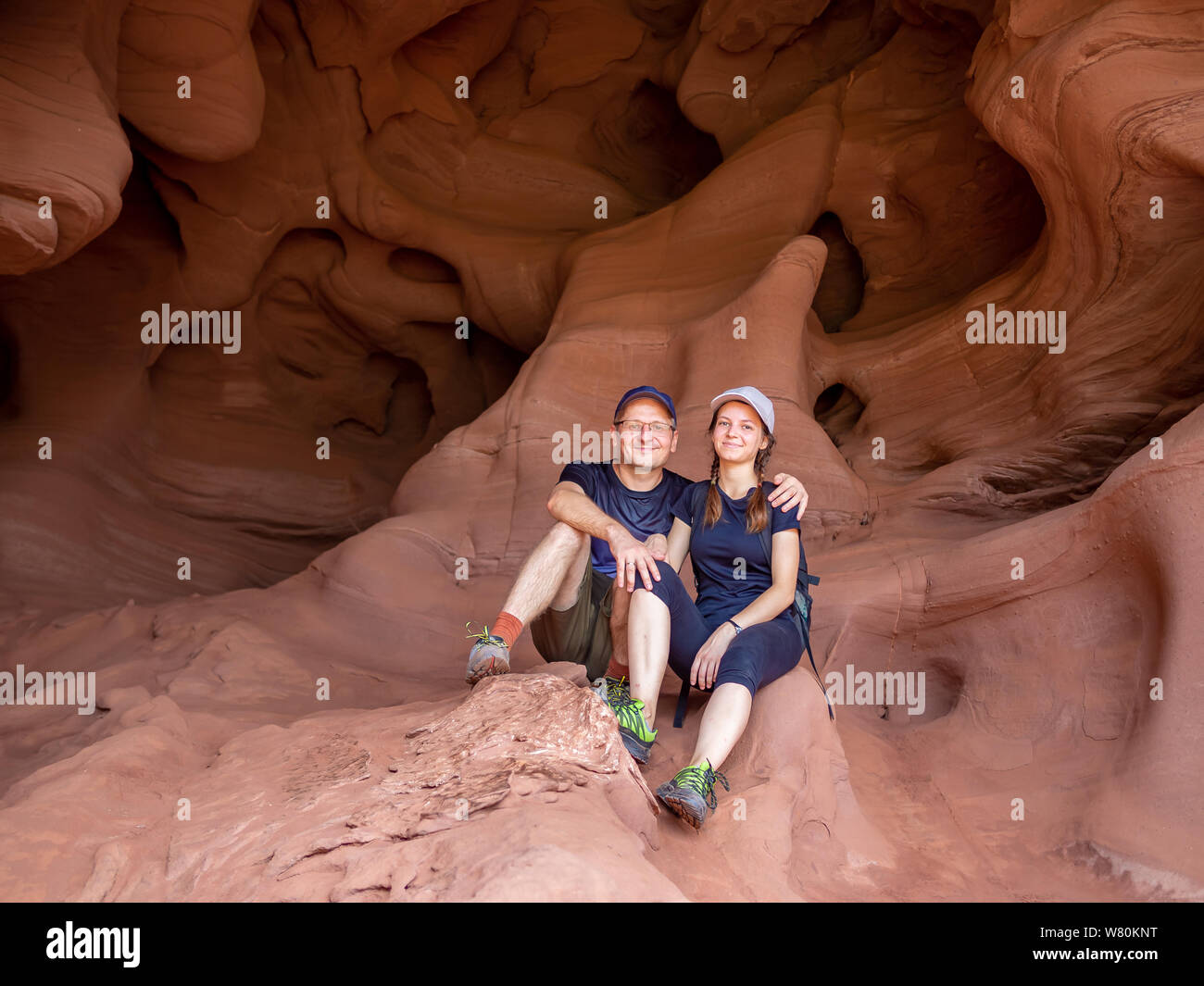 Paio di turisti in baie de può Riera grotte in Torrelles, Catalogna, Spagna Foto Stock