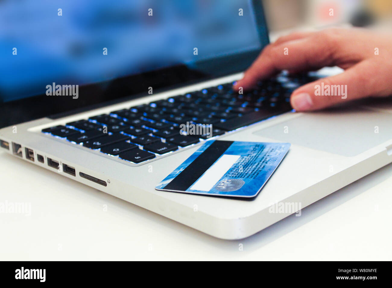 Close-up donna a mano utilizzando laptop e carta di credito, shopping online Foto Stock