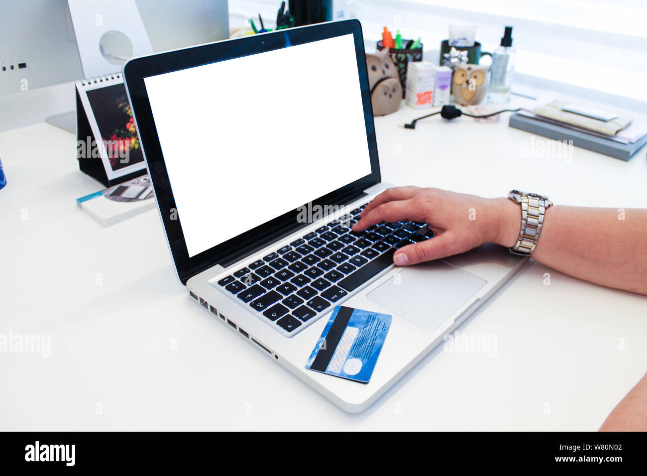 Donna di acquisti con carta di credito Foto Stock