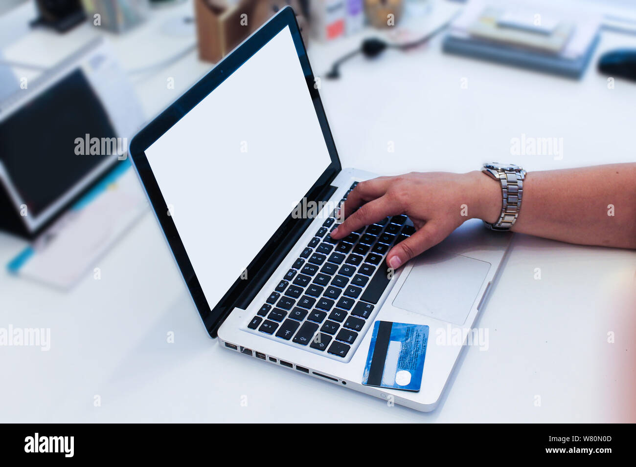 La donna è lo shopping online con il computer portatile Foto Stock