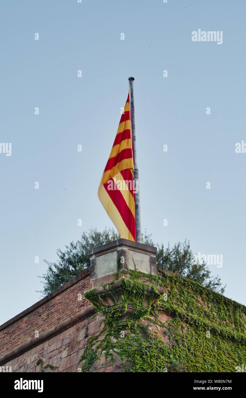 Barcellona, Spagna; 8 Dicembre 2017: Catalogna bandiera sventola al castello di Montjuich a Barcellona Foto Stock