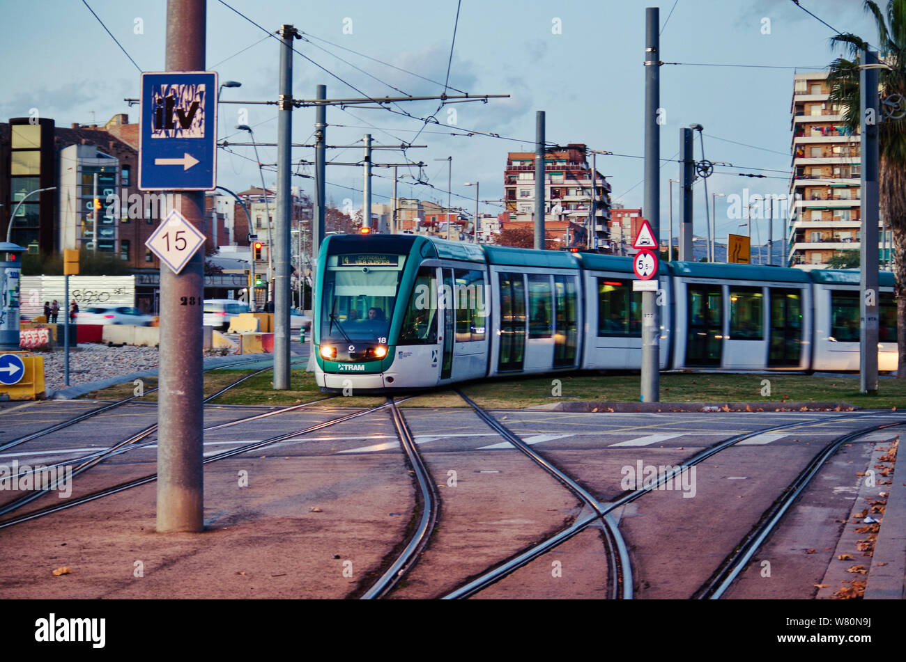 'Tram' trolley car dei Trasporti Metropolitani di Barcellona ("Transportes Metropolitanos de Barcelona') in transito attraverso il territorio della 'Plaça de les Glòries' Plaza Foto Stock