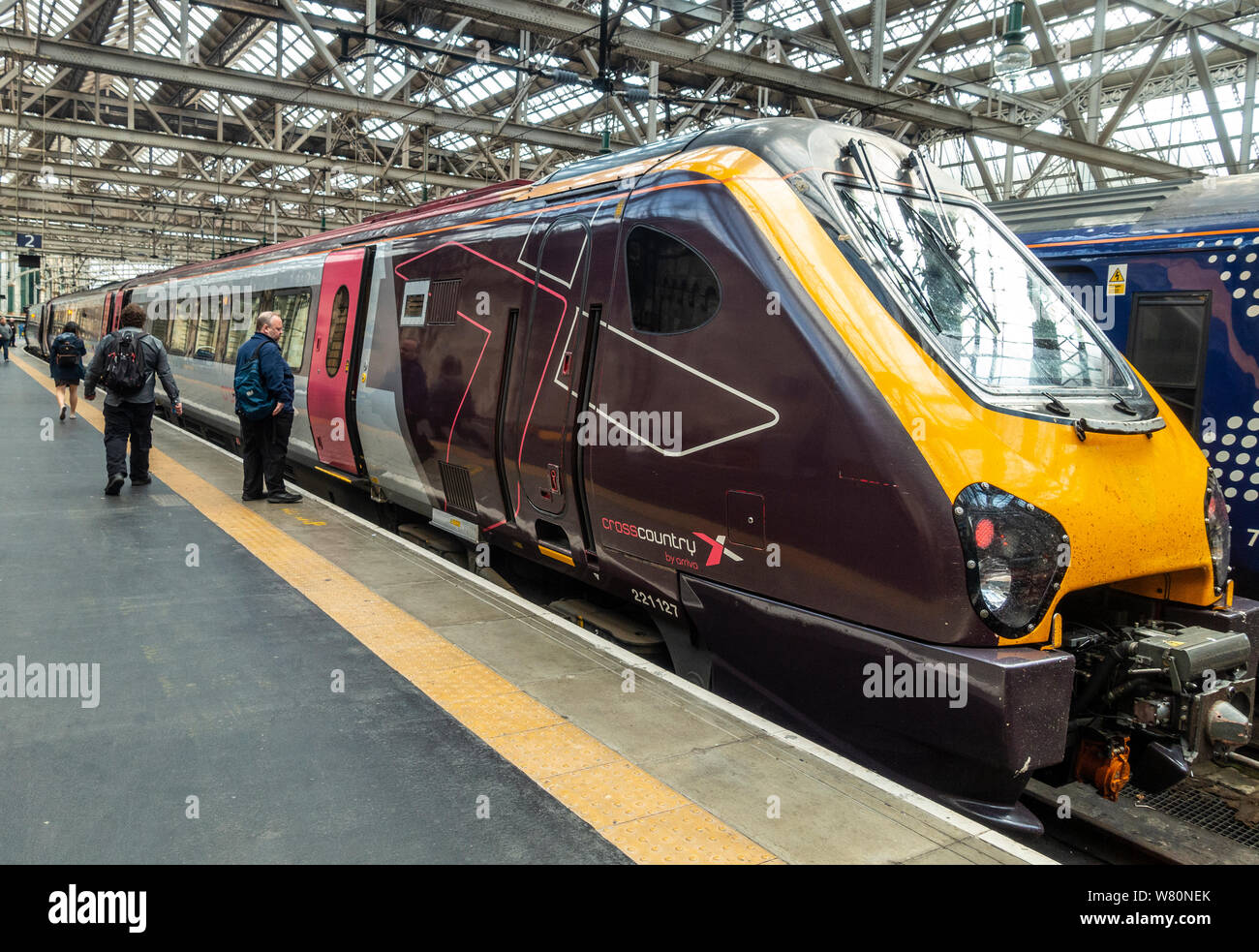 Una classe 221 Super Voyager diesel-elettrico unità multiple treno passeggeri, da crosscountry arriva in Stazione Centrale di Glasgow, Scozia. Foto Stock