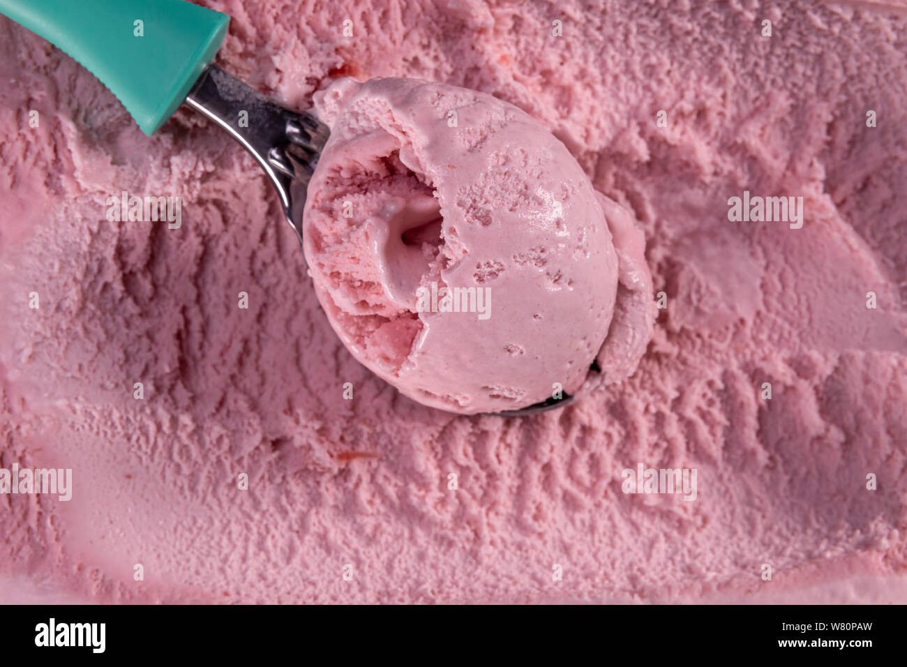 Vista superiore del sapore di fragola gelato con convogliatore nella casella n. Focus sul convogliatore. Foto Stock
