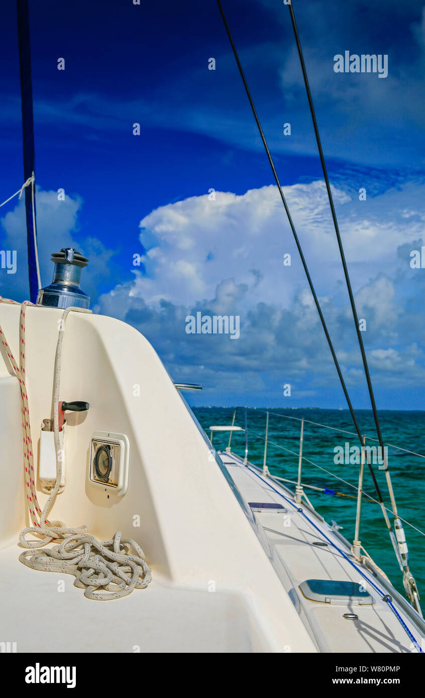 Vista lungo il ponte di un catamarano a vela mar dei Caraibi Foto Stock