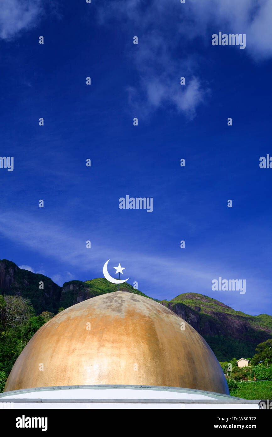 Ritagliato shot del tetto di una moschea con luna crescente e la stella in cima Foto Stock