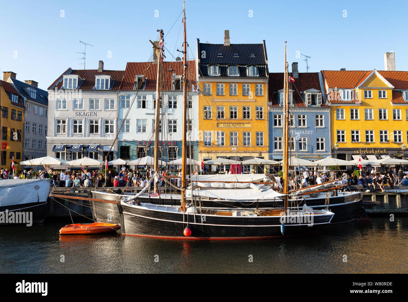 Copenhagen travel - barche colorate e edifici di Nyhavn canal, con il cielo blu, il centro città di Copenhagen, Copenhagen DANIMARCA Scandinavia Europa Foto Stock