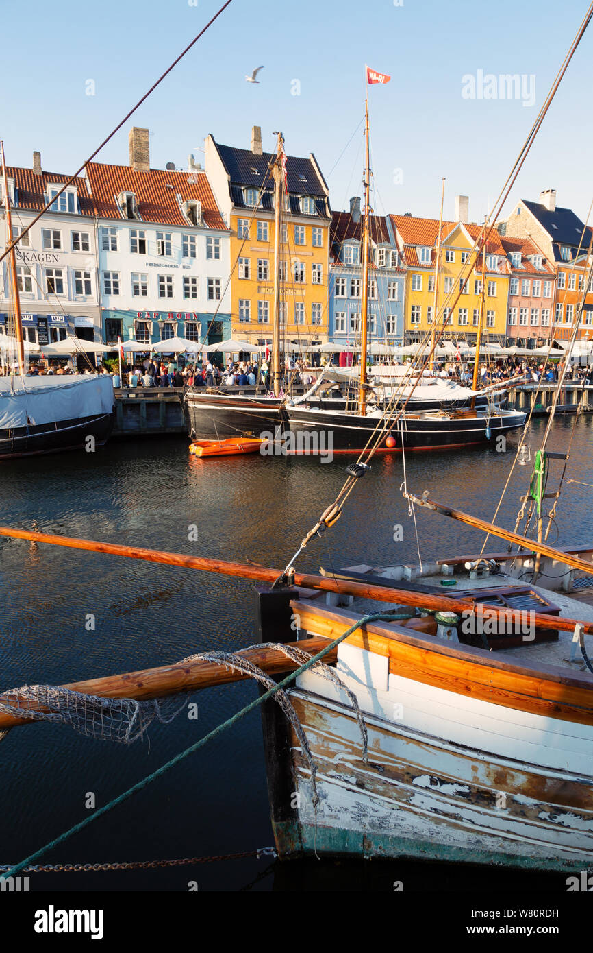 Copenhagen DANIMARCA - barche a Nyhavn canal, il centro cittadino di Copenhagen in estate, Copenhagen DANIMARCA Scandinavia Europa Foto Stock