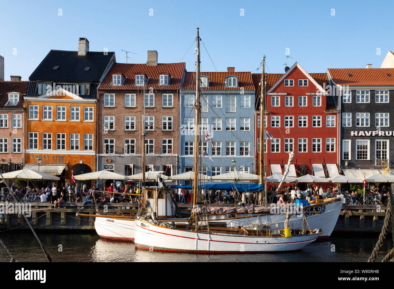 Danimarca Copenhagen Nyhavn; gli edifici colorati e le barche nel porto di Nyhavn in estate, Nyhavn, Copenhagen Danimarca, Europa Foto Stock