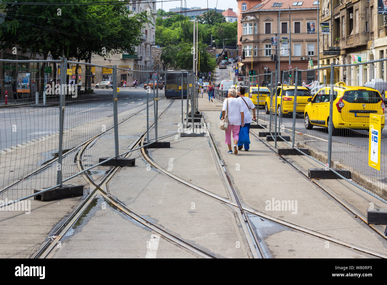 Corridoio temporaneo per i passeggeri del tram verso gli autobus di ricambio durante la riparazione delle vecchie piste del tram, Budapest, Ungheria Foto Stock