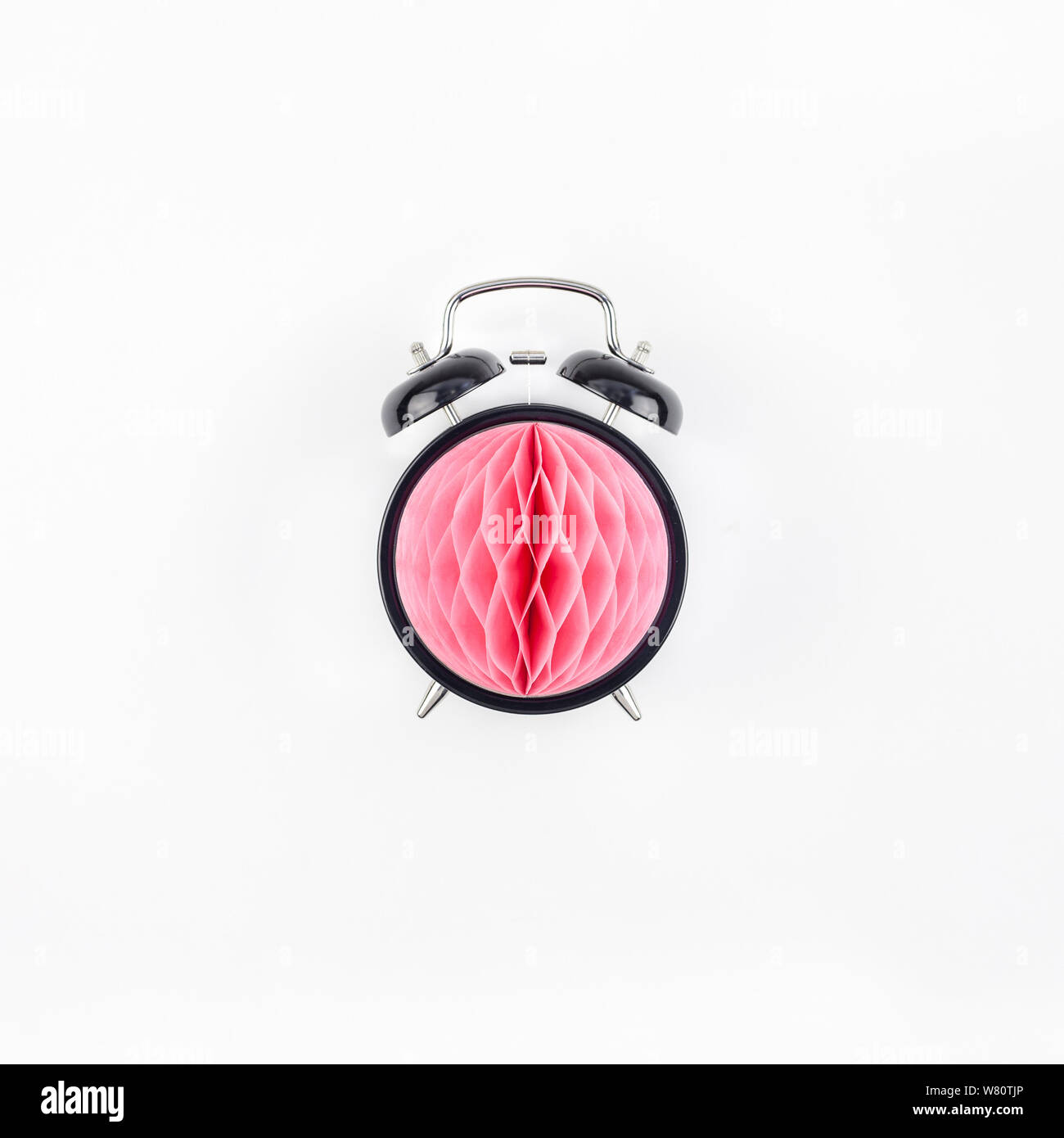 Compleanno o baby doccia invito alla festa del modello di scheda. Nero orologio sveglia con rosa di carta a nido d'ape sfera su sfondo bianco. Creative top concettuale Foto Stock