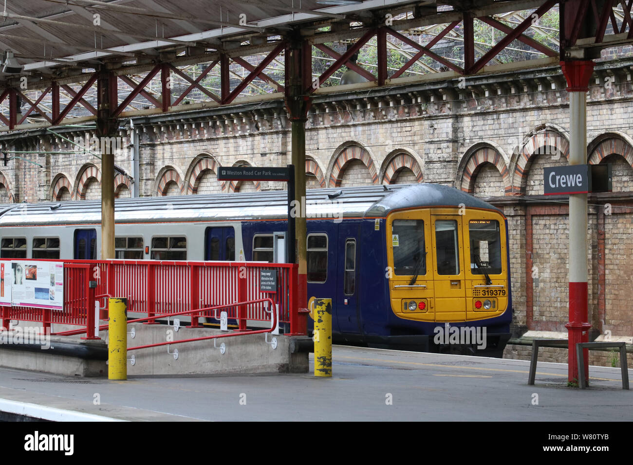 Dual-classe di tensione 319/3 Northern Electric Multiple Unit treno in Crewe Station sulla linea principale della costa occidentale il 30 luglio 2019. Foto Stock