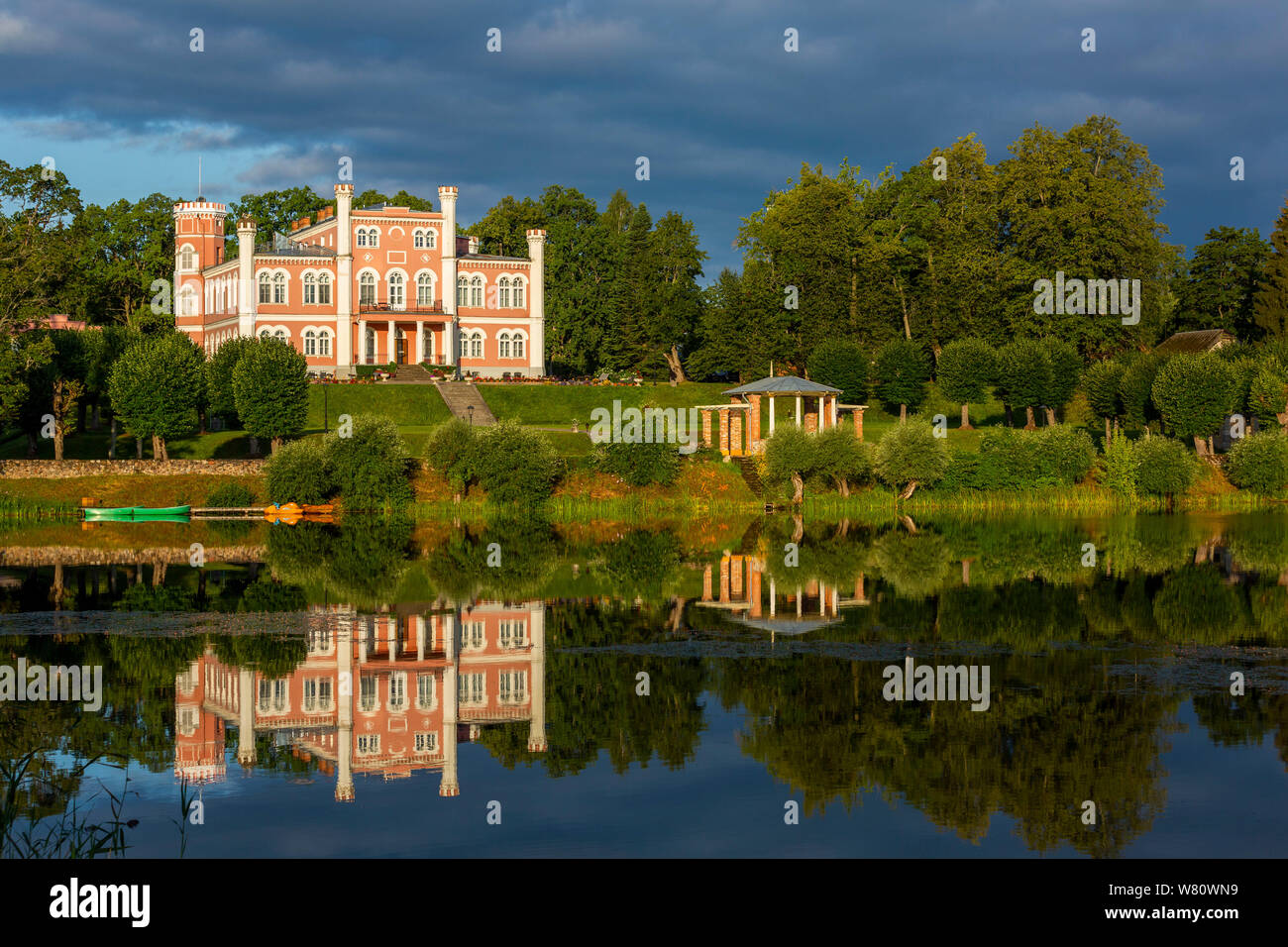 Palazzo Birini e specchio riflessione sul lago Birinyu, Lettonia Foto Stock