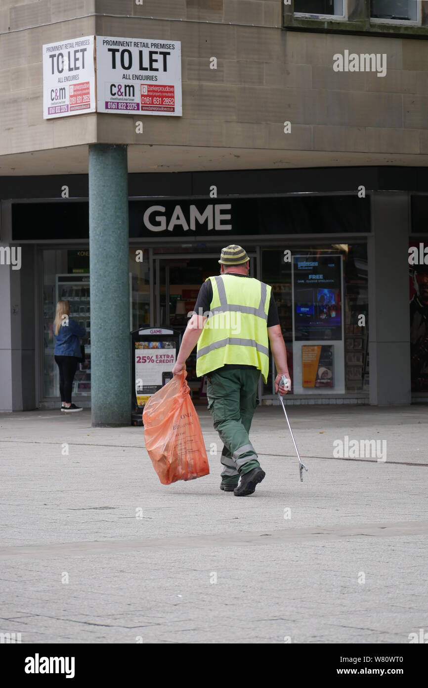 Consiglio maschio lavoratore prelievo di figliata su Bolton shopping, Lancashire, Greater Manchester, Inghilterra UK. fotografia DON TONGE Foto Stock