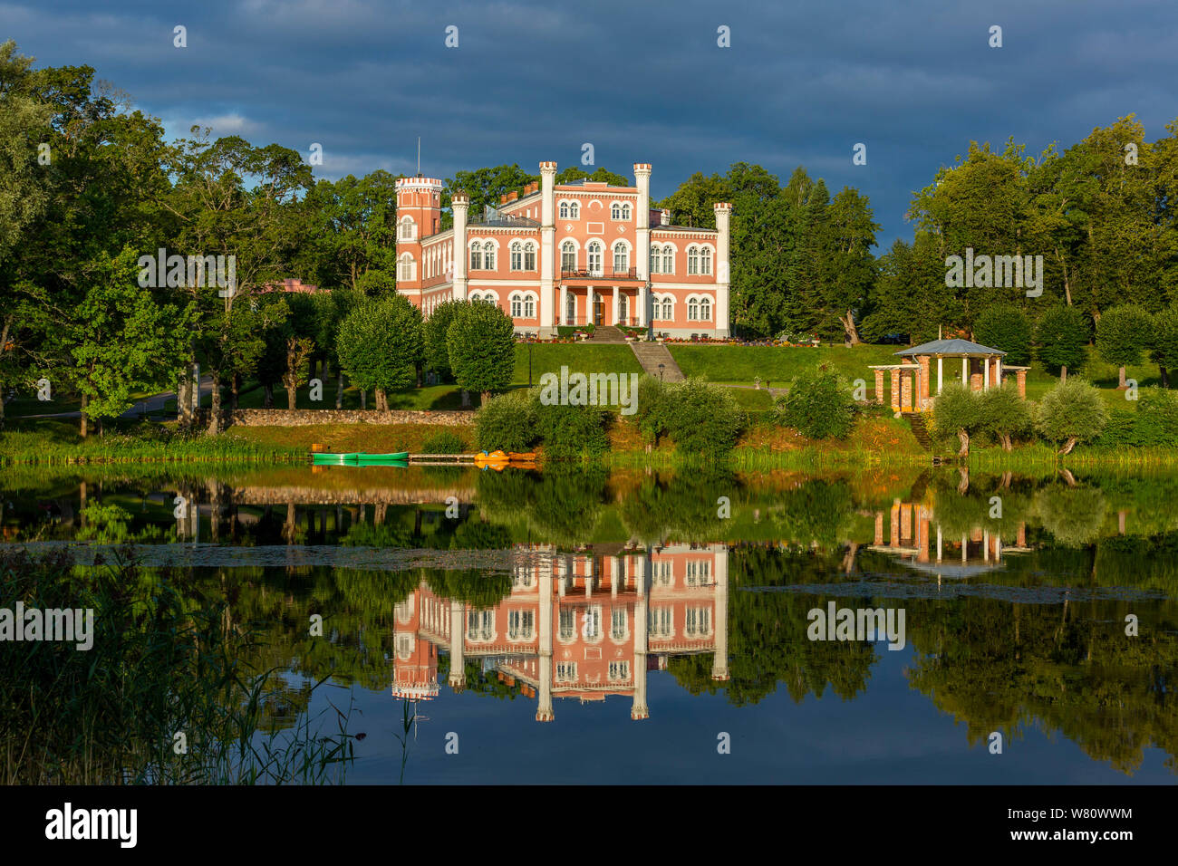Palazzo Birini e specchio riflessione sul lago Birinyu, Lettonia Foto Stock