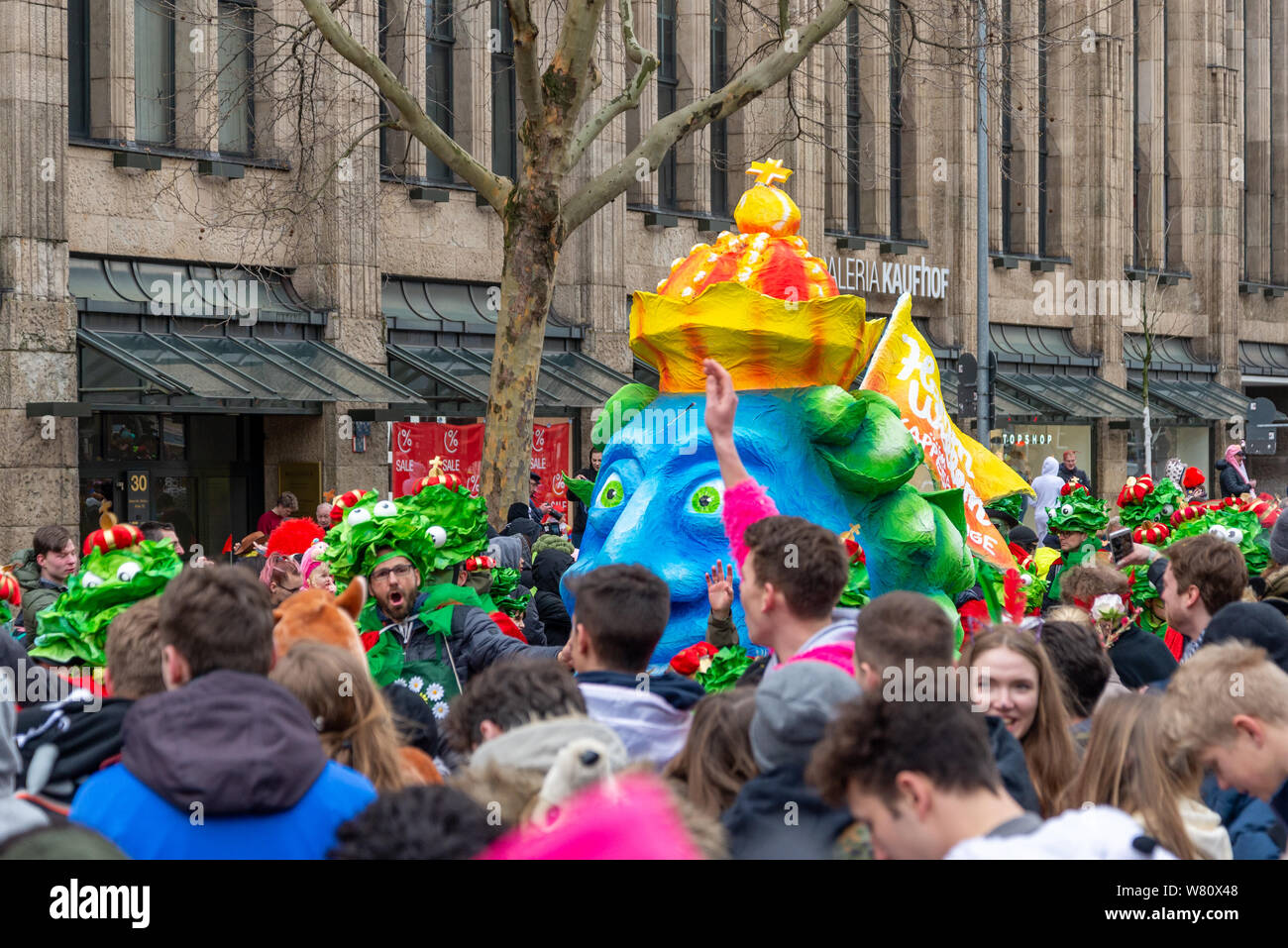 Atmosfera di festa, parade, fancy cosplay a carnevale Rosenmontagszug (Lunedì di Rose Parade) di Düsseldorf città vecchia, Germania. Foto Stock