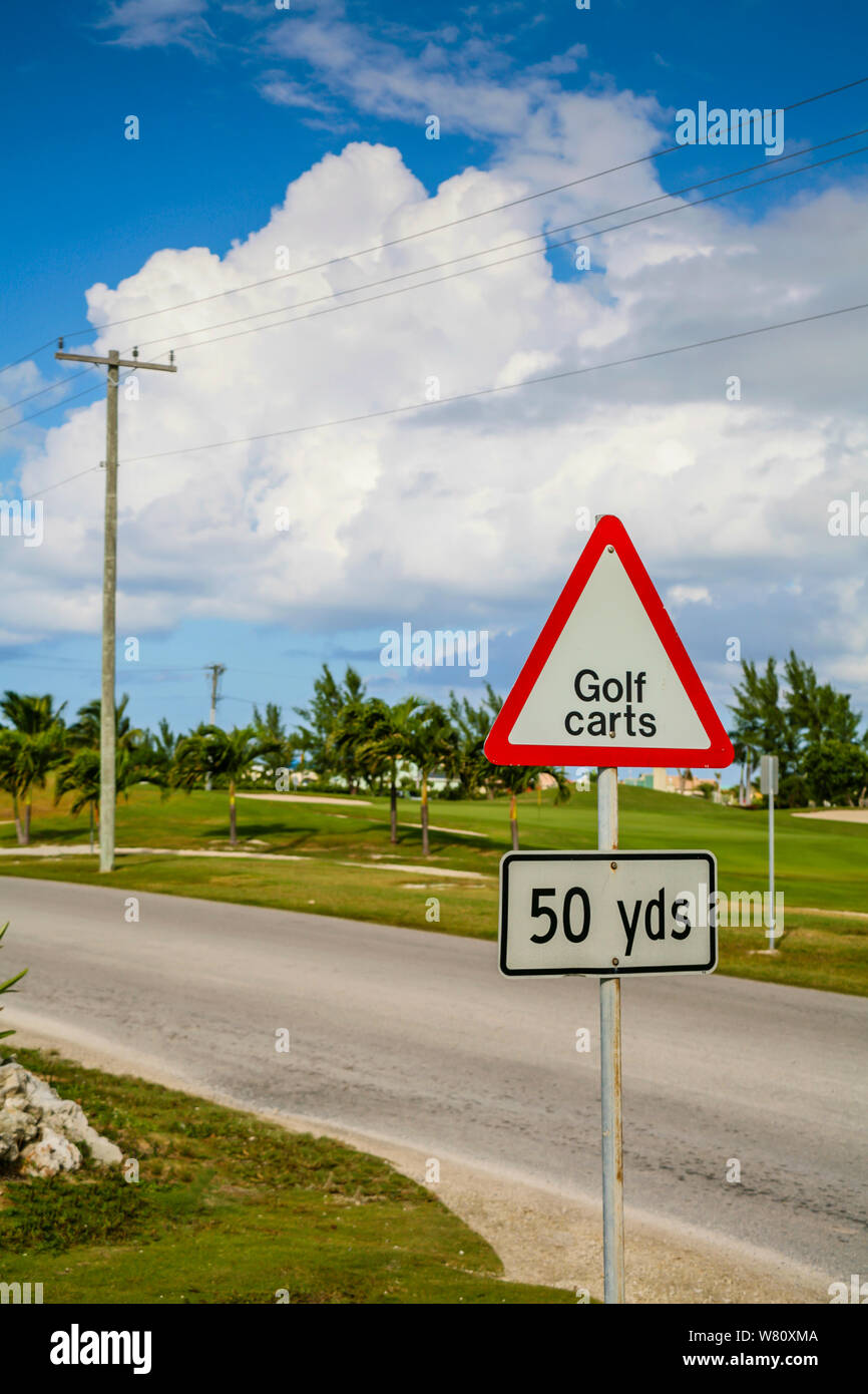 Segno di avvertimento di carrelli da golf con campo da golf in background Foto Stock