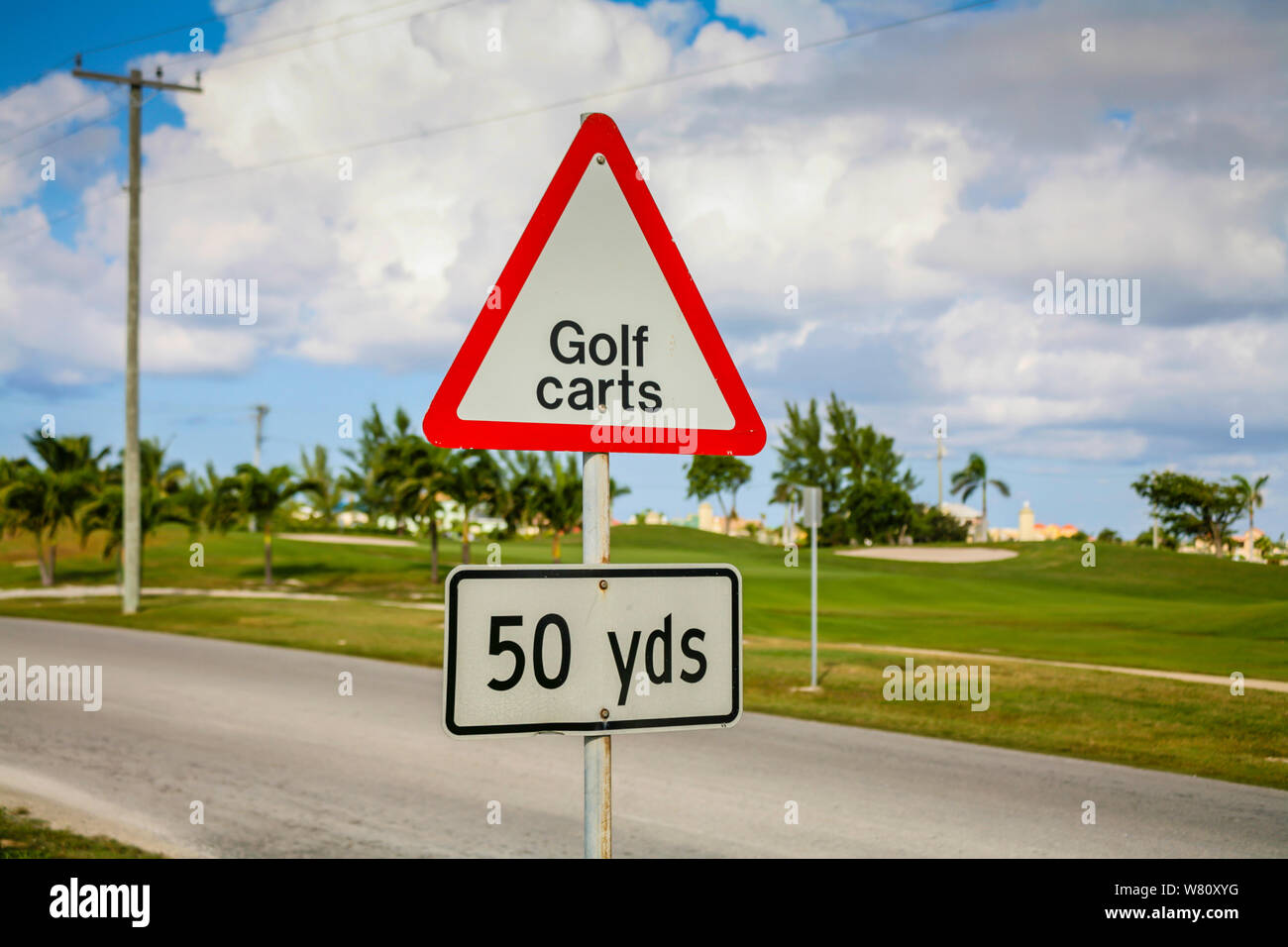Segno di avvertimento di carrelli da golf con campo da golf in background Foto Stock