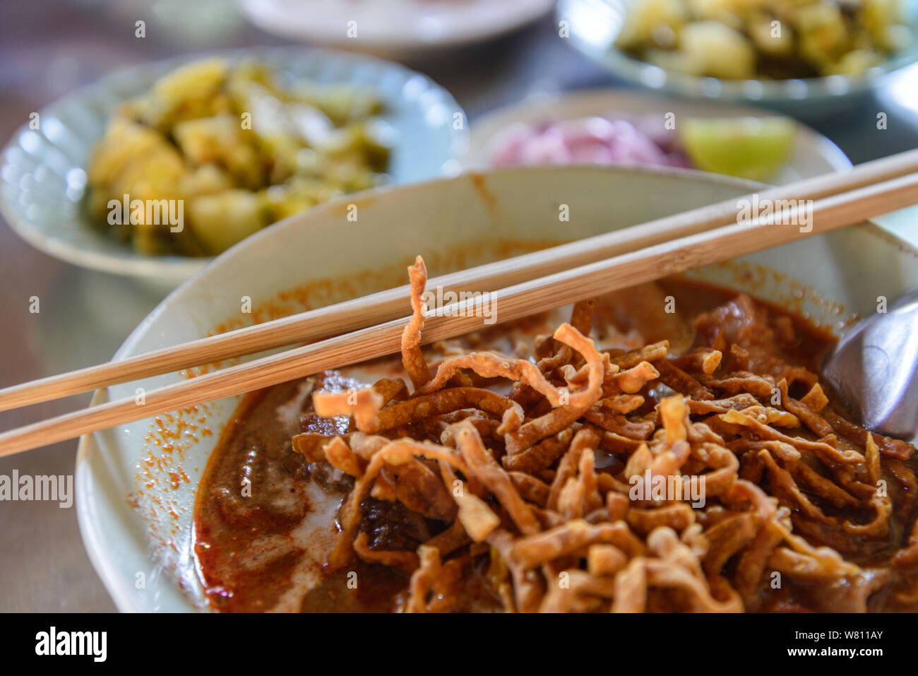 Vista ravvicinata di Khao Soi oppure Khao Soy firma locale a base di noodle soup da Nonthen della Thailandia e Laos. Foto Stock