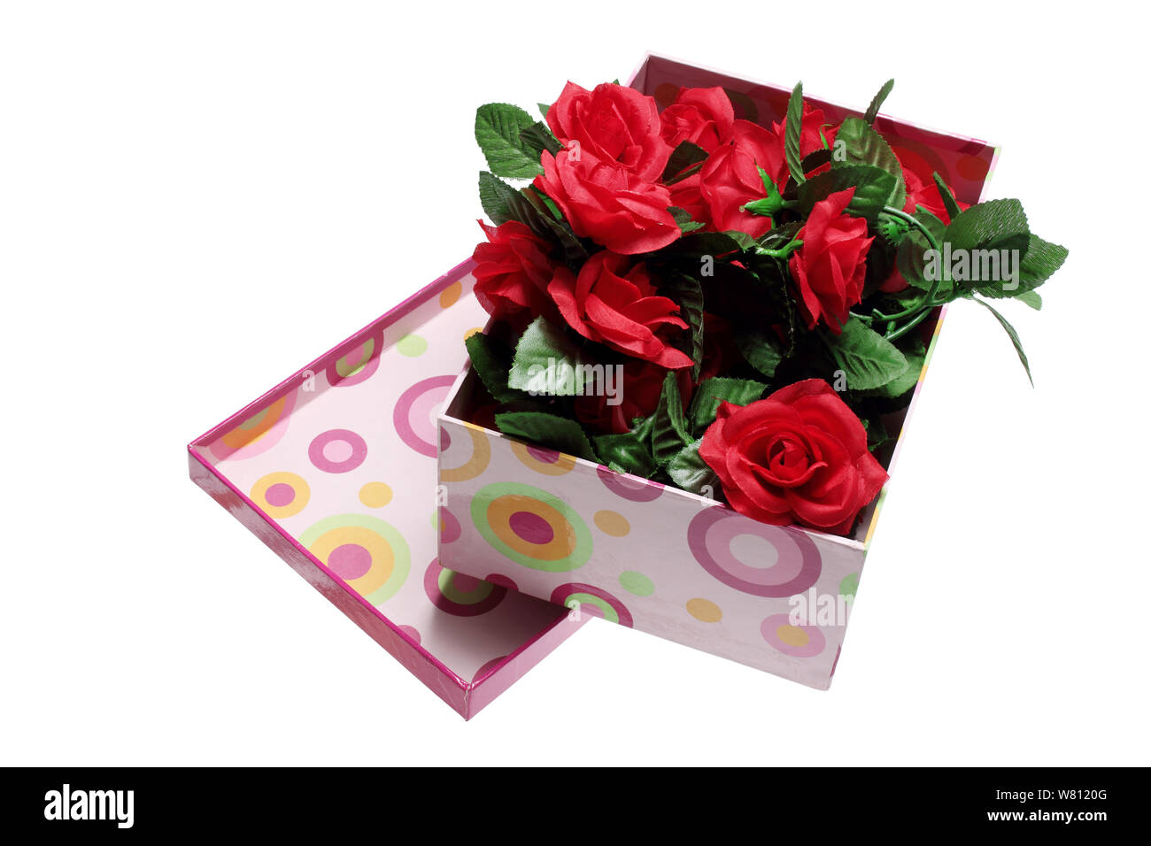 Scatola di rose rosse su sfondo bianco Foto Stock