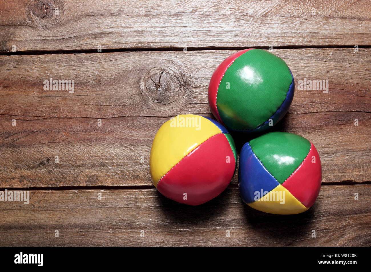 Juggling Balls su sfondo di legno Foto Stock
