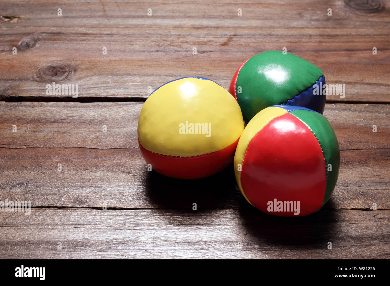 Juggling Balls su sfondo di legno Foto Stock