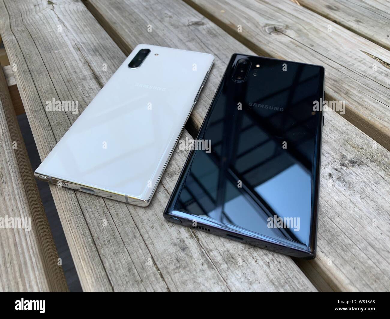 La Samsung Nota 10+ smartphone (sinistra) e nota 10 che sono stati svelati in un live Samsung evento in New York il mercoledì sera. Foto Stock