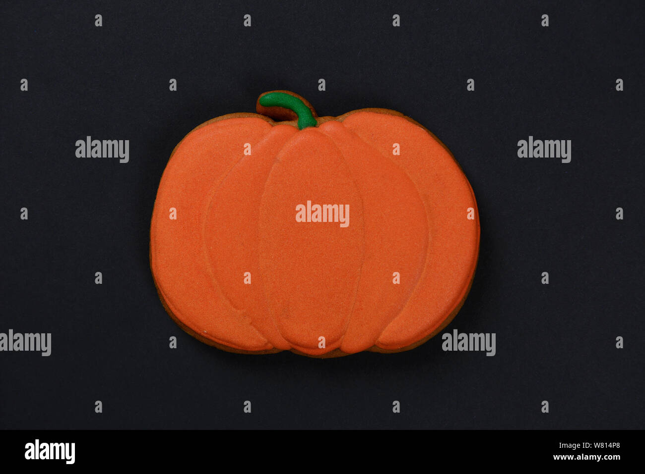 I fatti a mano commestibile zucca di Halloween su sfondo nero Foto Stock