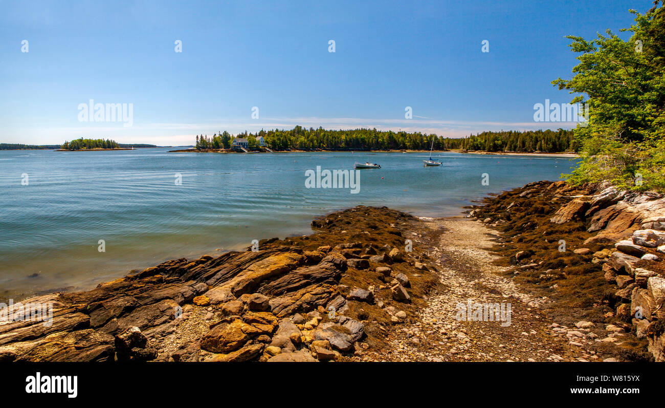 Panorama di Muscongus inferiore Bay e il National Audubon Society camp natura su Hog Island attraverso la baia di Brema, Maine, Stati Uniti d'America. Foto Stock