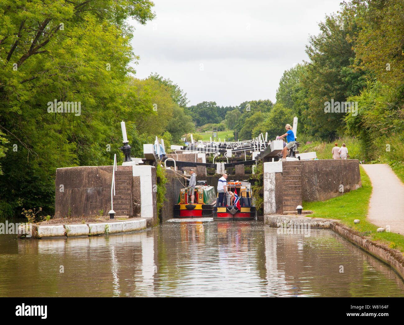 Canal Boat stretta passando attraverso Hatton si blocca sul Grand Union Canal in Hatton Warwickshire, Inghilterra. un volo di 21 si blocca Foto Stock