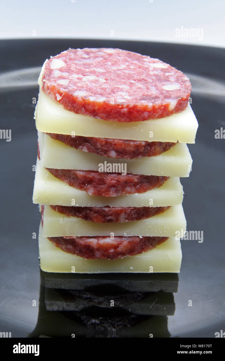 Salame e formaggio snack. Gli snack. Piccoli morsi di salame e formaggio. Foto Stock