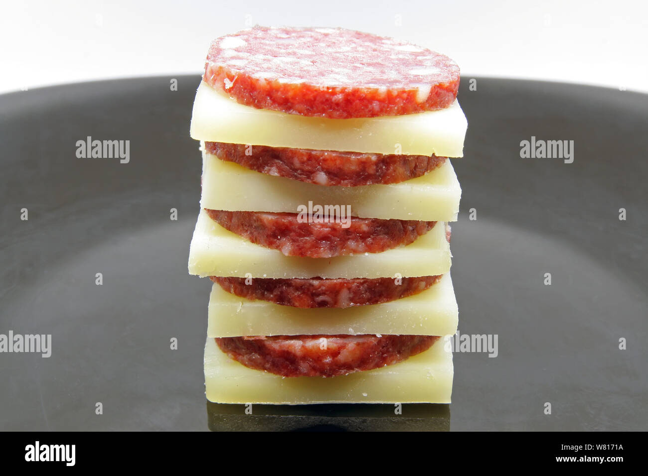Salame e formaggio snack. Gli snack. Piccoli morsi di salame e formaggio. Foto Stock