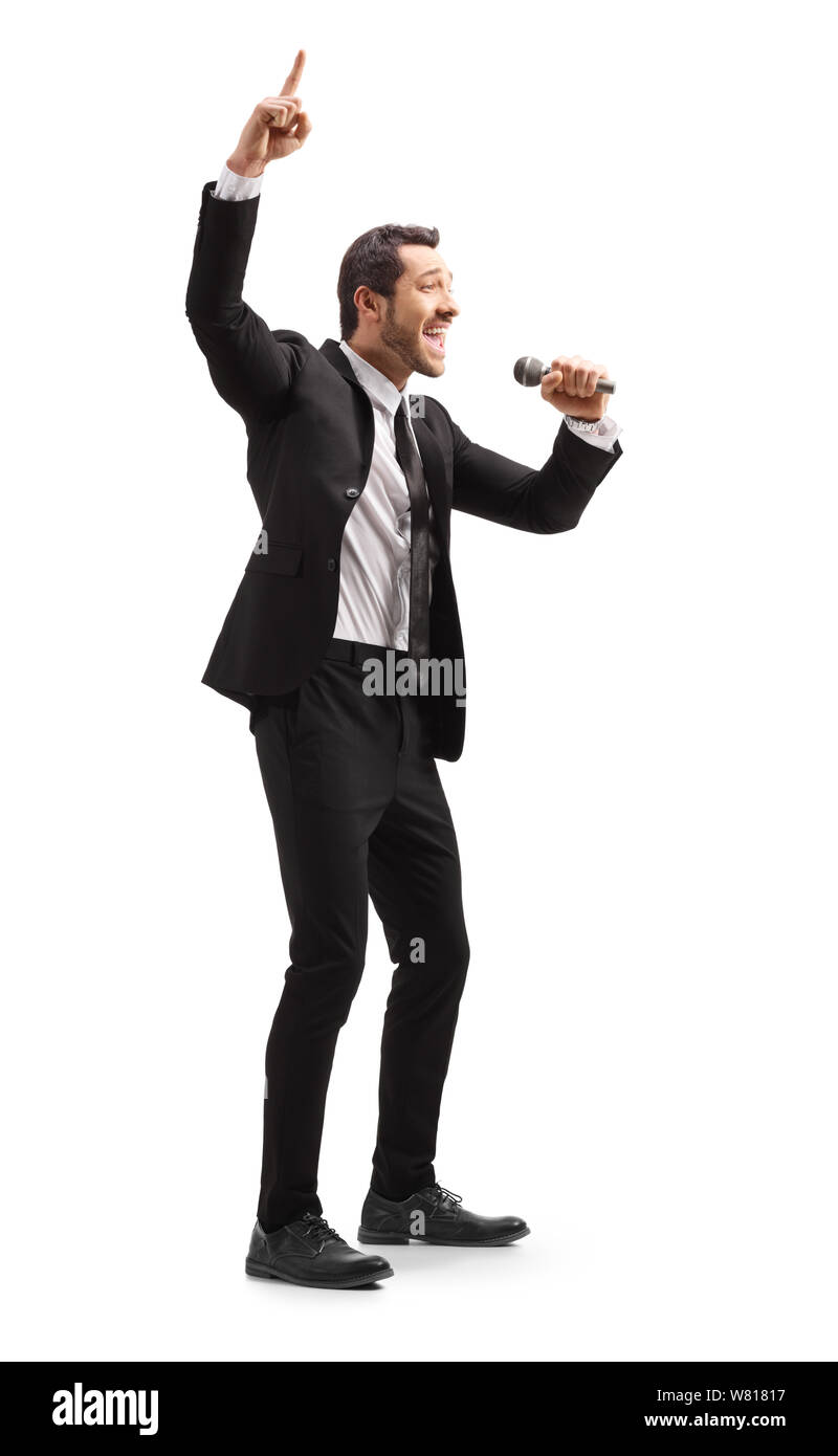 A piena lunghezza shot di un uomo in un vestito con un microfono rivolto verso l'alto isolato su sfondo bianco Foto Stock