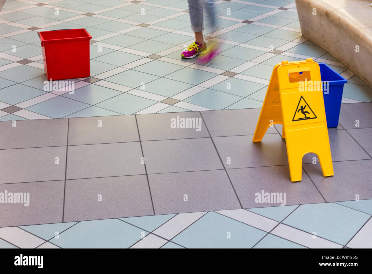 Piano scivoloso e movimento sfocato gambe piedi nel centro commerciale Mammut, Budapest, Ungheria Foto Stock