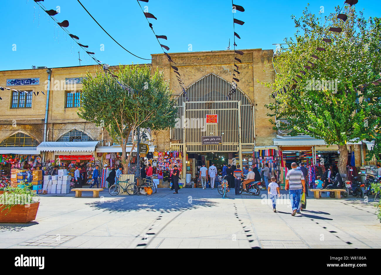 SHIRAZ, IRAN - 14 ottobre 2017: La scena urbana in Zand walking street con una vista sul portale della storica Vakil Bazaar, black flag di Ashura, mark Foto Stock