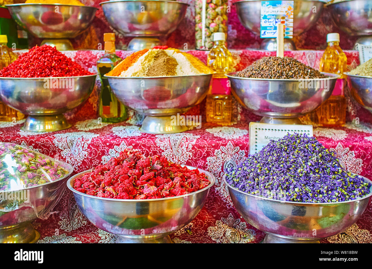 Le coppe con rosa appassita, zafferano, fiori di borragine, le spezie e le erbe sul contatore di stallo di Vakil Bazaar, Shiraz, Iran Foto Stock