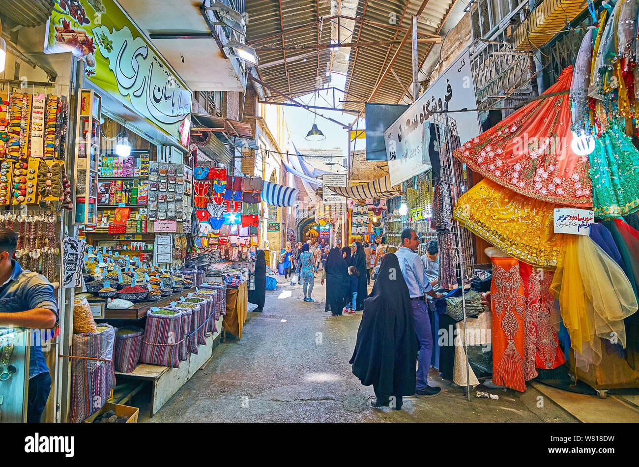 SHIRAZ, IRAN - 14 ottobre 2017: Esplorare Vakil Bazaar con grande sezione tessile, offrendo diversi tessuti, accessori, decorazioni, vestiti e ot Foto Stock