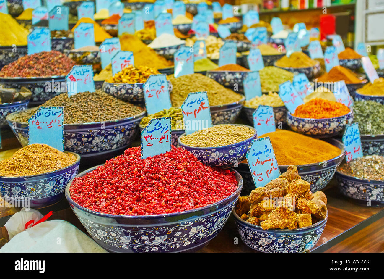 La grande varietà di spezie, erbe essiccate barries e radici in ciotole con i loro nomi e prezzi, scrisse in persiano in una stalla di Vakil Bazaar, Shiraz, Foto Stock
