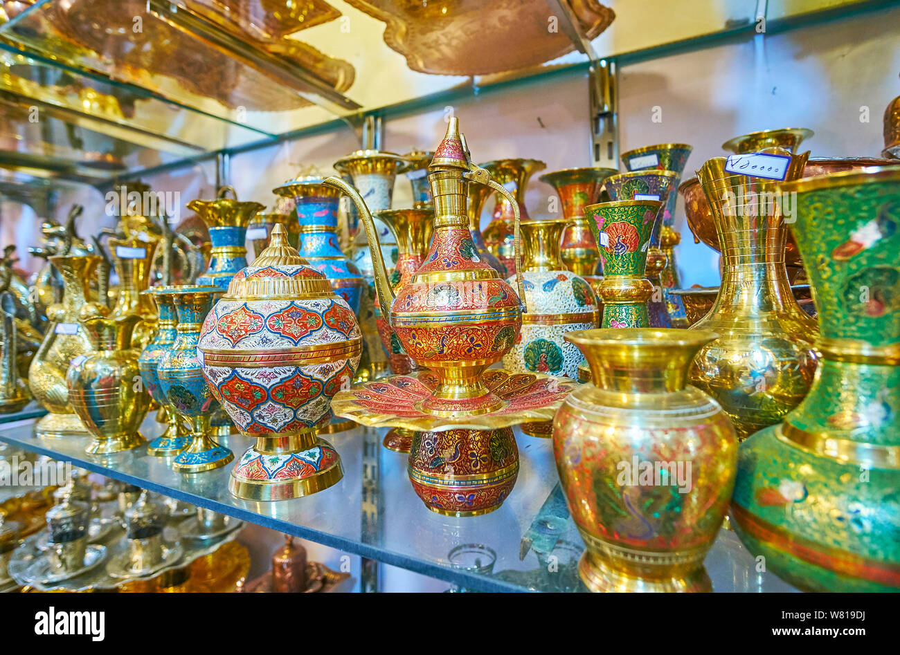 Il capolavoro di brocche di ottone, caffè vasi e tè set, decorate in Meenakari tecnica, che include scrollwork, raffinati motivi floreali, engravi Foto Stock